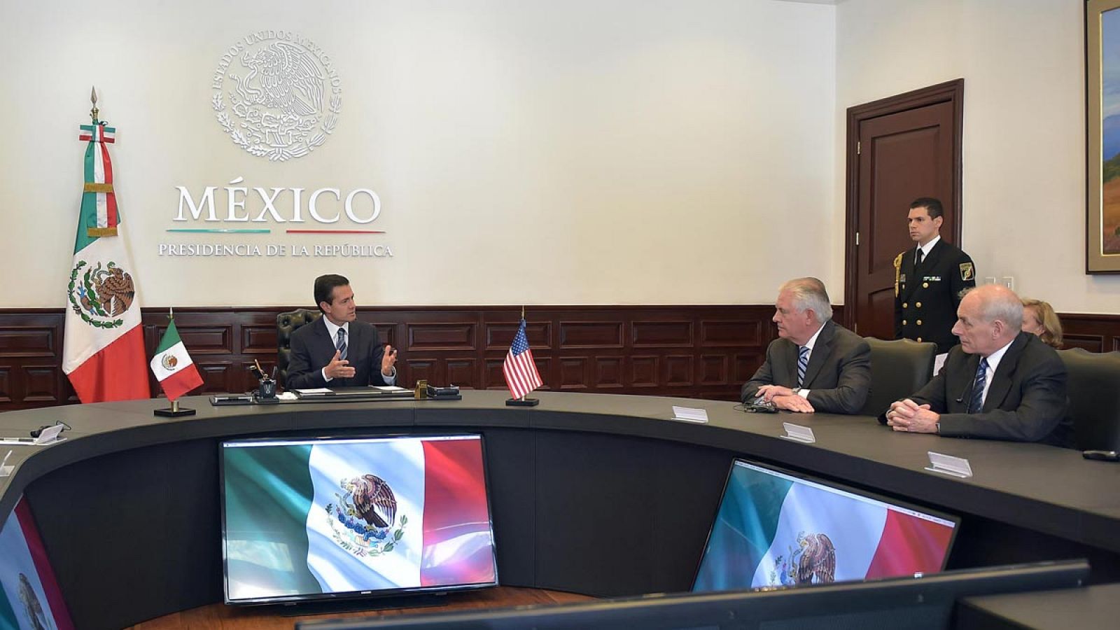 El presidente de México, Enrique Peña Nieto, (c) junto a los secretarios de Estado y de Seguridad Nacional de EE.UU., Rex Tillerson (2d), y John Kelly (d)