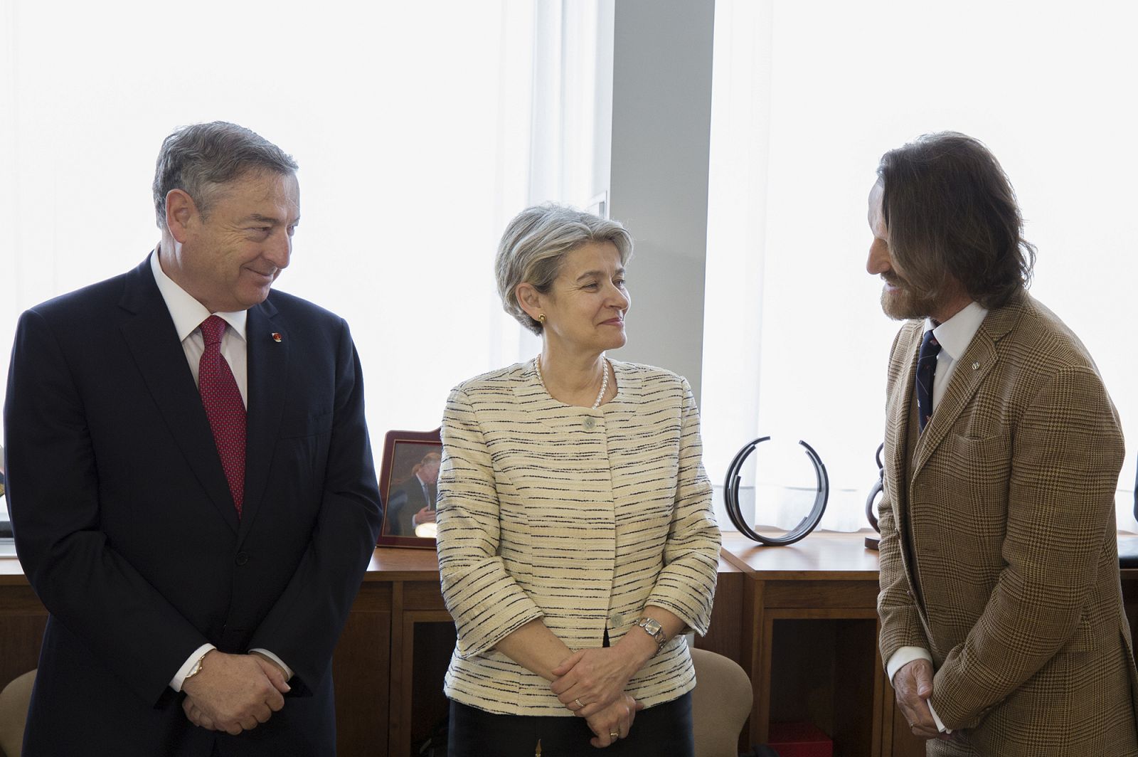 El presidente de RTVE, la directora general de la UNESCO y Kitín Muñoz, presentador, en la firma del acuerdo en París