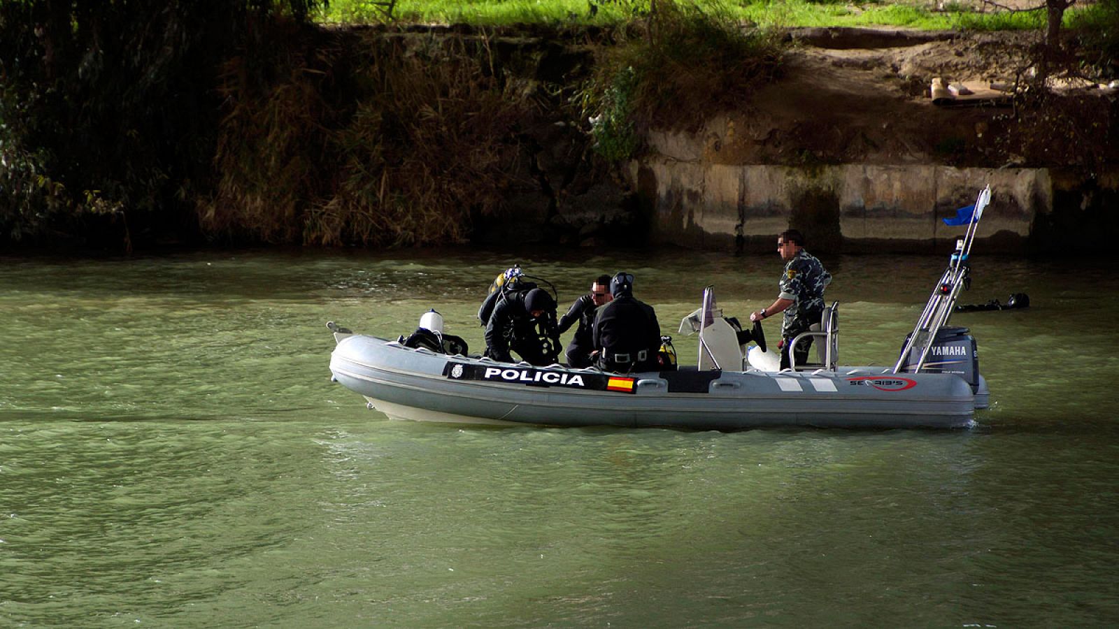 Buzos del Grupo Especial de Operaciones (GEO) de la Policía Nacional buscan a Marta del Castillo en el río Guadalquivir