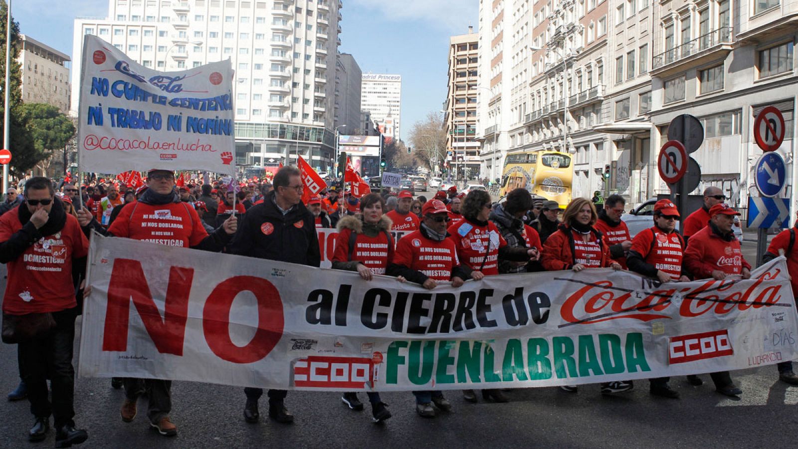 Trabajadores de Coca-Cola se manifiestan en el tercer aniversario del inicio del expediente de regulación de empleo (ERE) de la compañía.