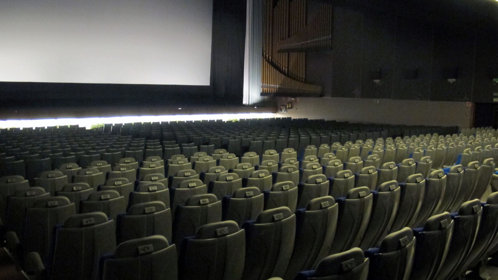Imagen interior de la Sala 1 del Cine Palafox, con más de 850 butacas y una pantalla de 180 metros cuadrados