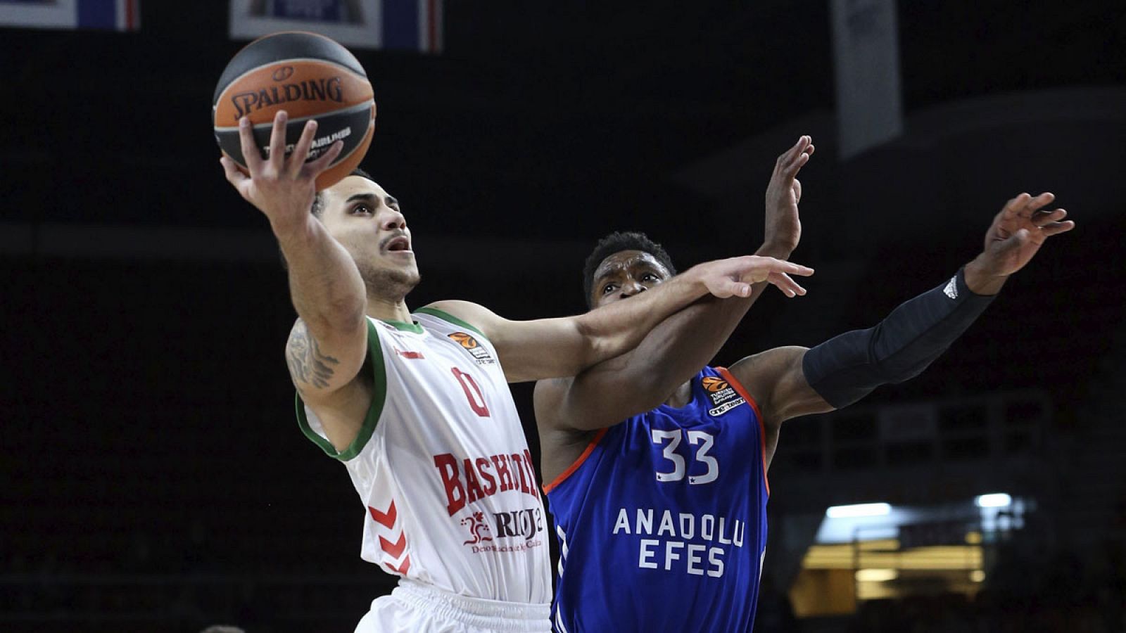 El base estadounidense del Baskonia, Shane Larkin trata de encestar ante su compatriota Brandon Paul del Anadolu Efes durante el partido de la Euroliga de baloncesto.