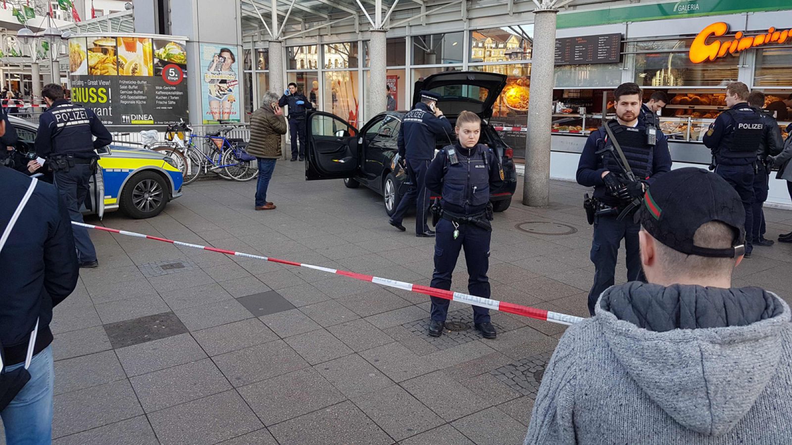 La policía inspecciona la zona donde un hombre ha atropellado a varios viandantes en Heidelberg.