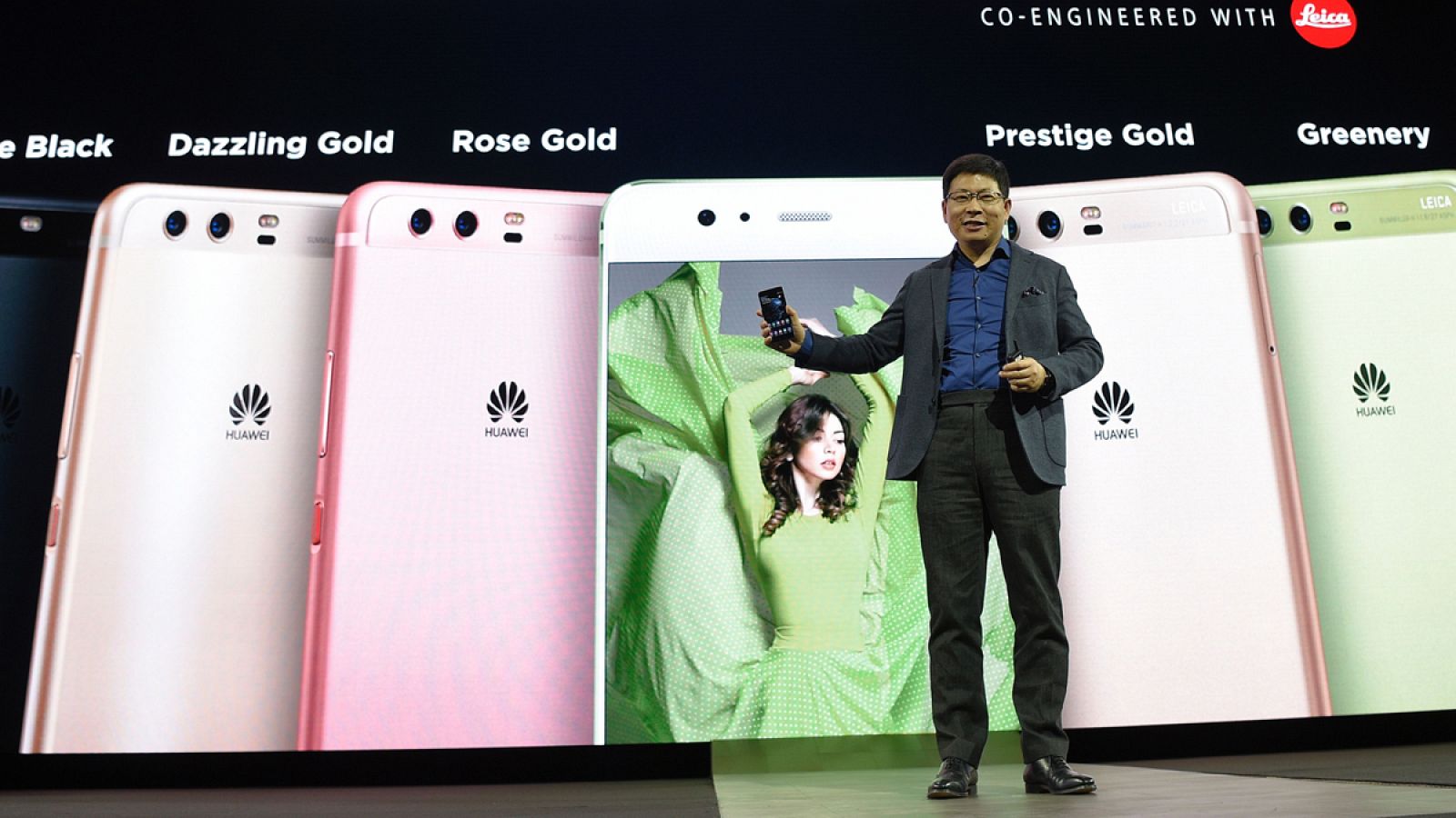 El CEO de Huawei Richard Yu presenta el nuevo Huawei P10 en el MWC.