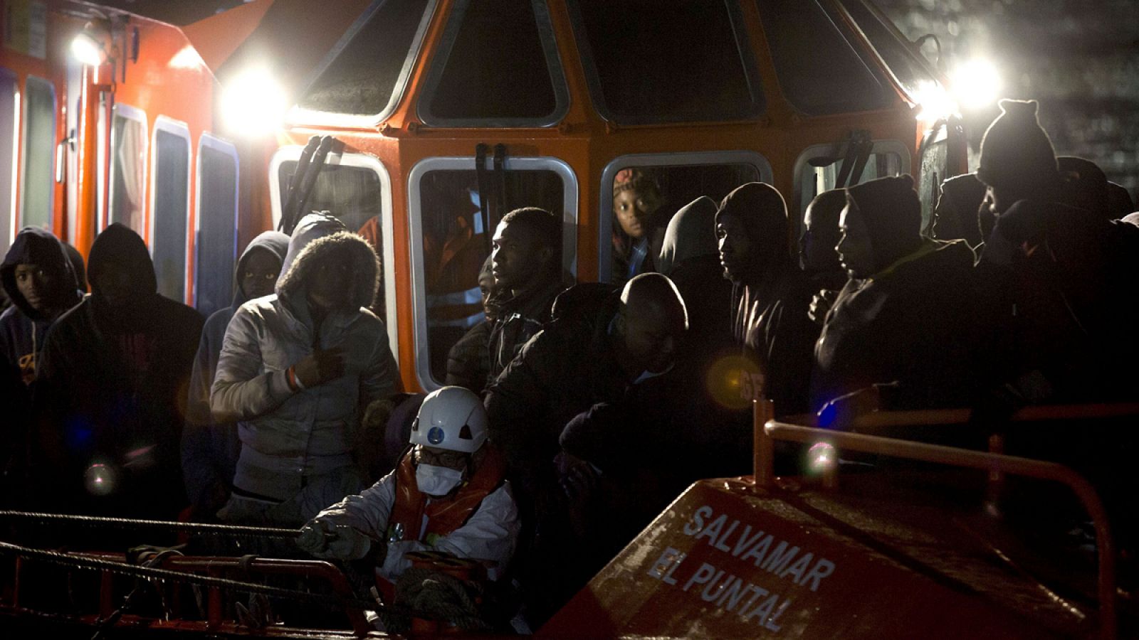 Algunos de los inmigrantes que han sido rescatados este domingo en la costa de Málaga.