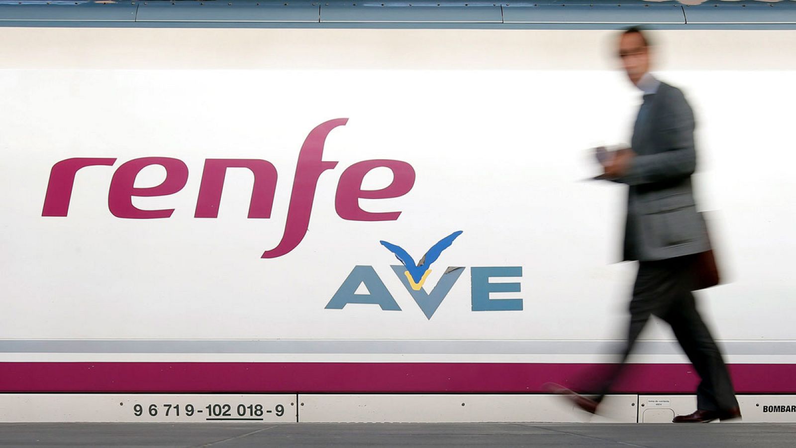 Un pasajero se dispone a subir a un tren AVE en una imagen de archivo.