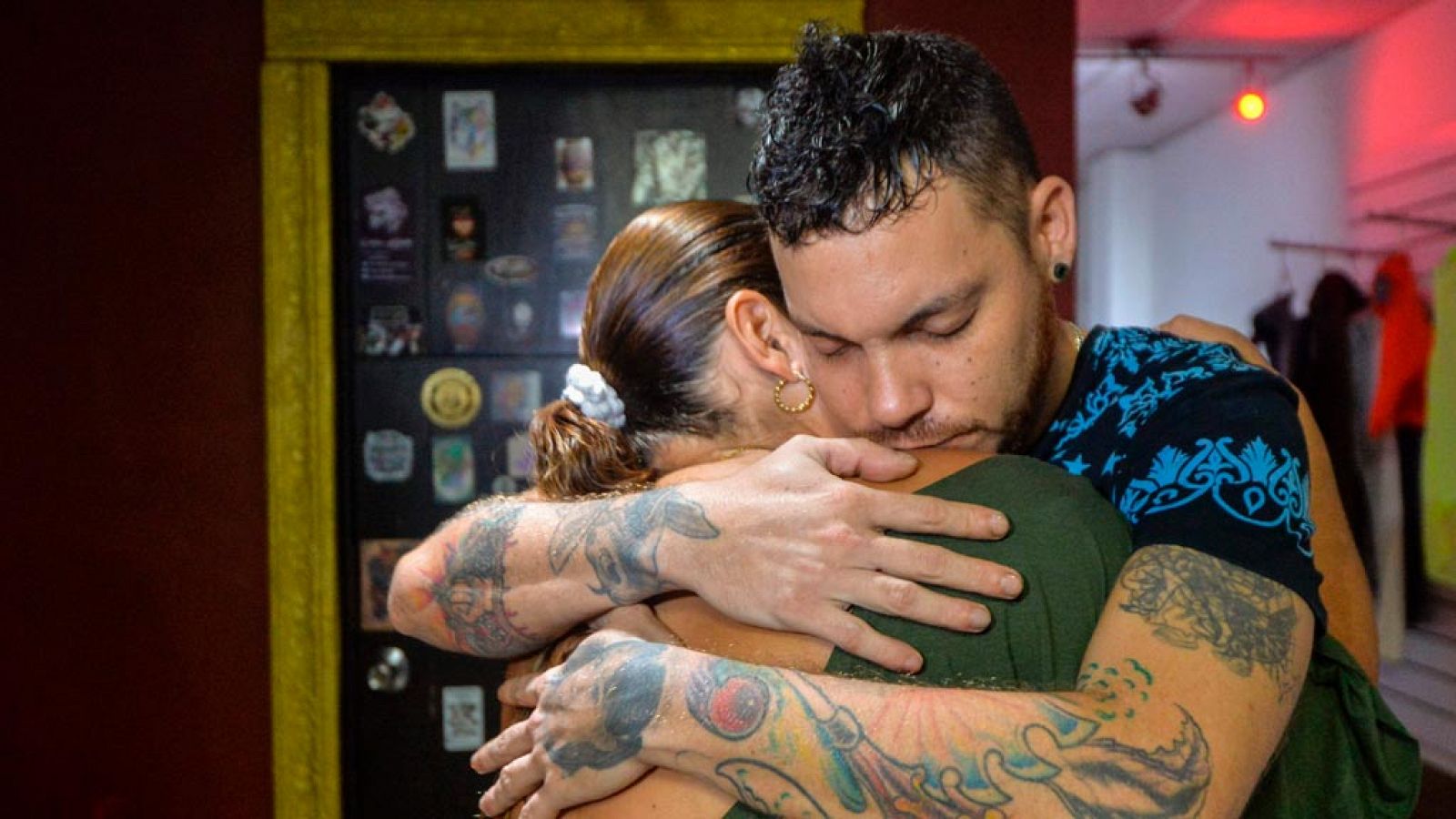 El hijo de Ismael Enrique Arciniegas se abraza a otro familiar