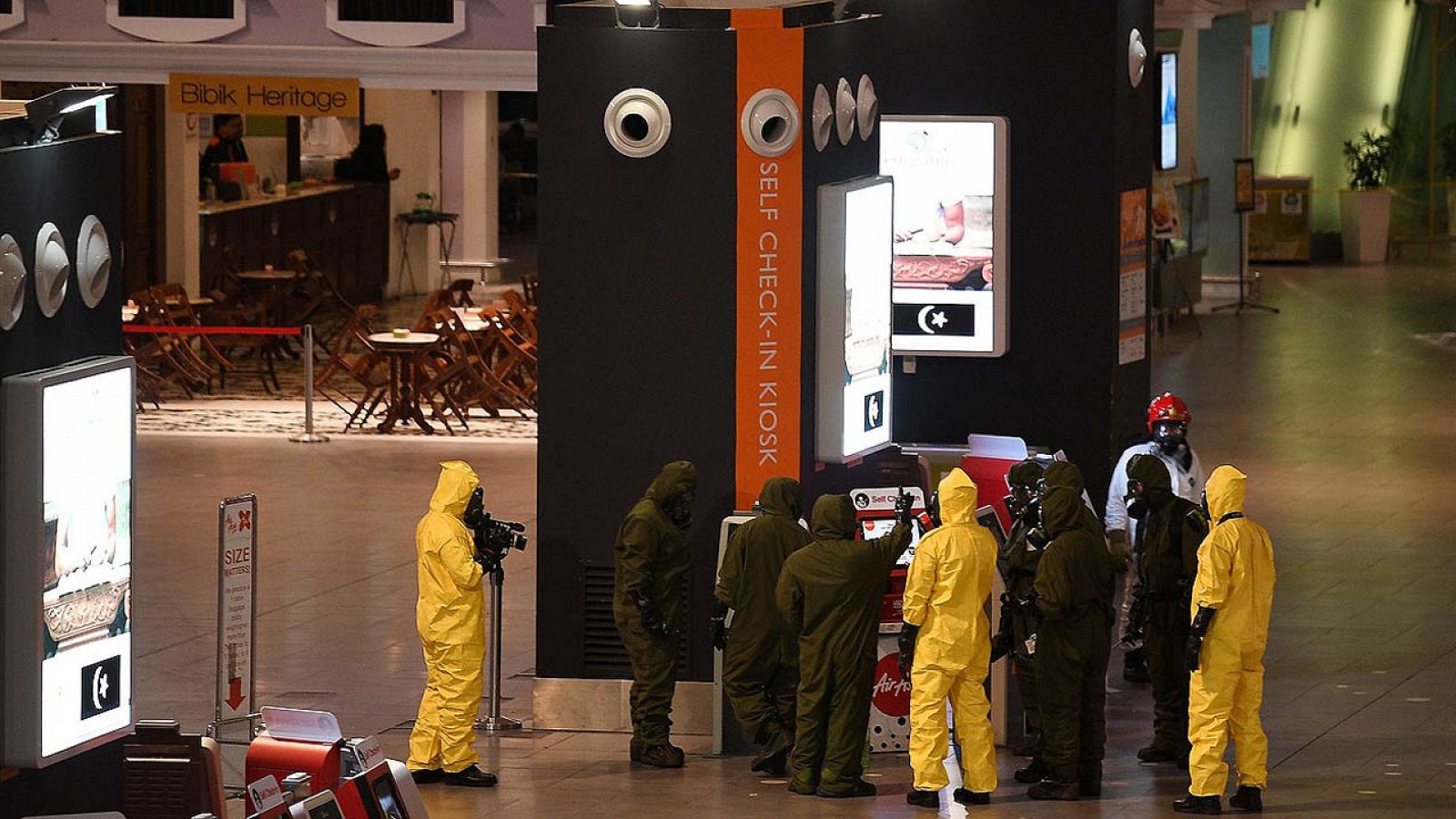 Miembros de un equipo especializado en materiales peligrosos en el lugar donde fue atacado Kim Jong-Nam en el aeropuerto de Kuala Lumpur, Malasia