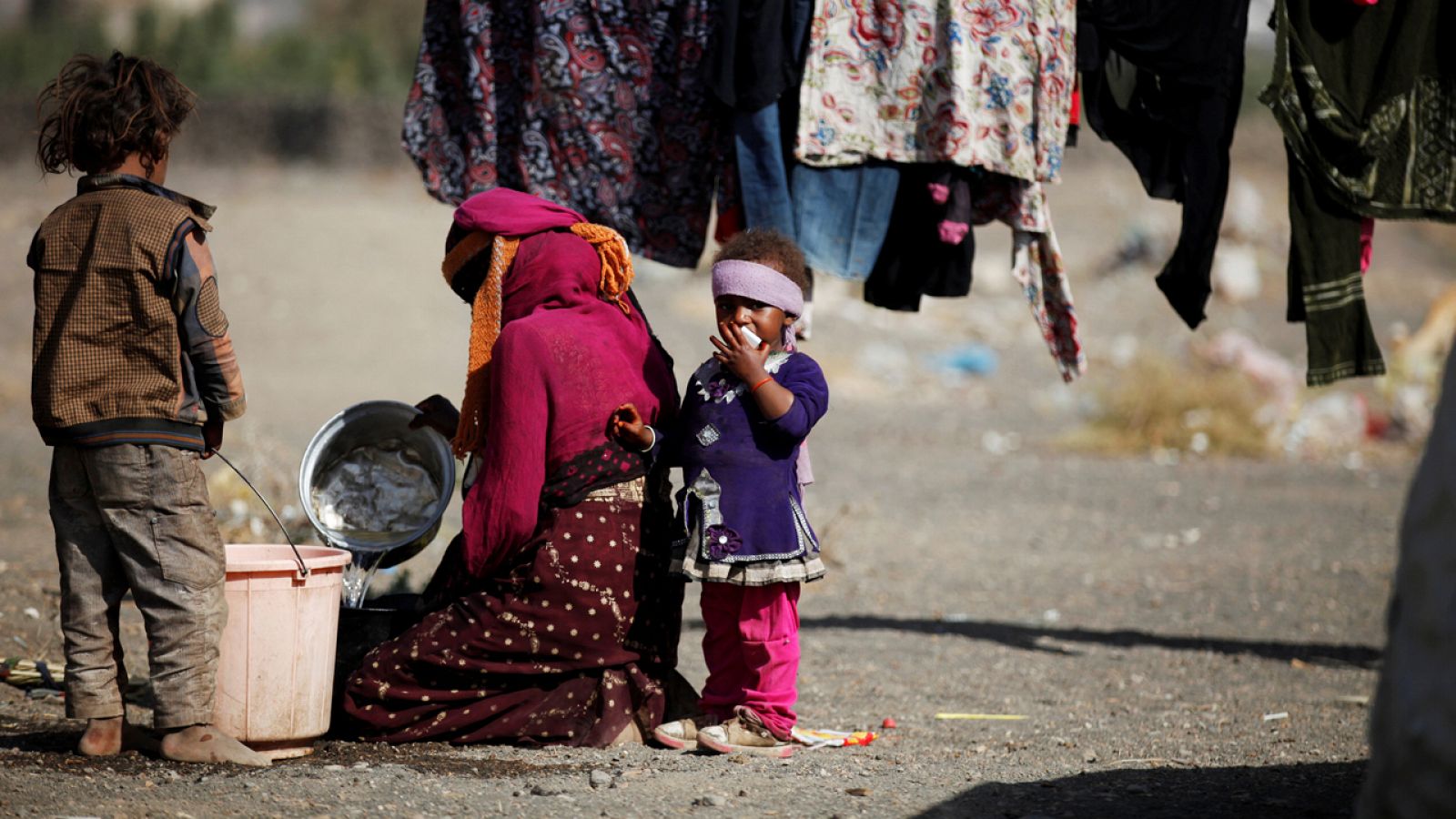 Una mujer con sus hijos en en campo de desplazados en Dharawan, cercano a la capital de Yemen.