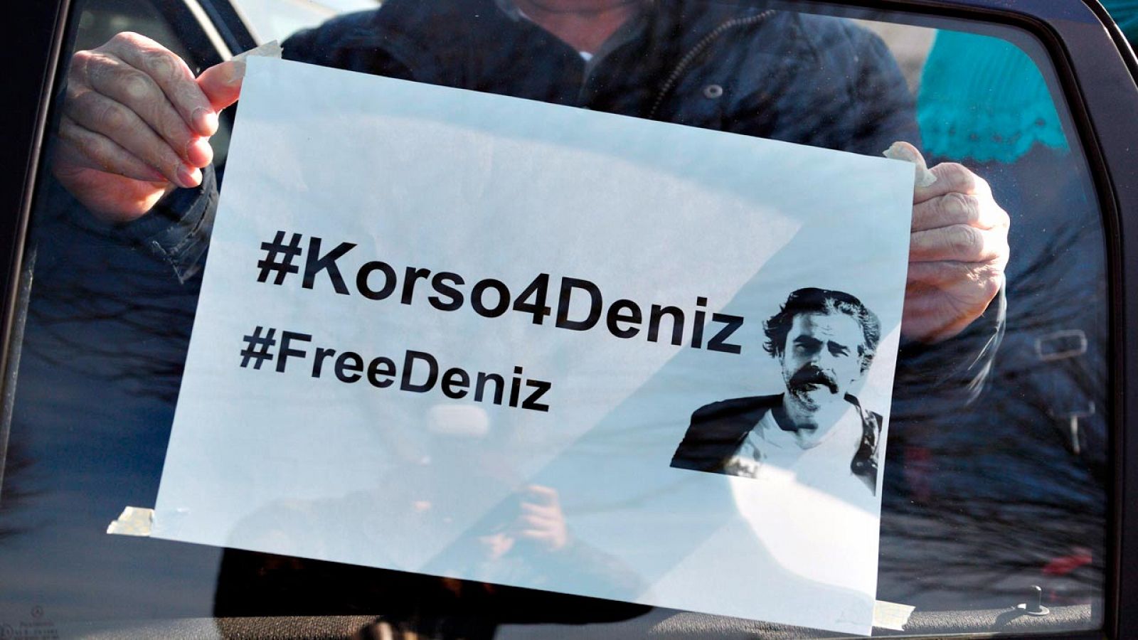 Un cartel pegado en un coche en Frankfurt exige "Libertad para Deniz"