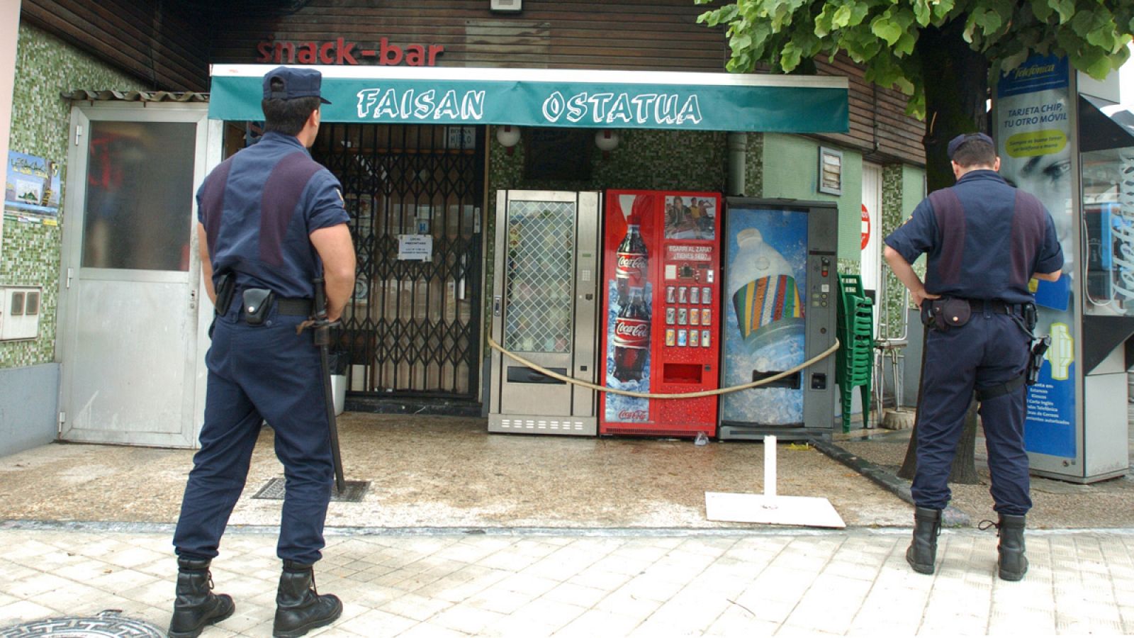 Imagen de archivo en la que agentes de la Policía Nacional custodian la entrada del bar Faisán