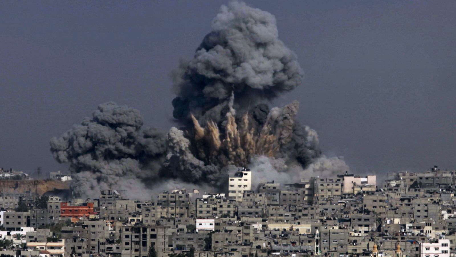 Nube de humo tras un ataque aéreo isrelí sobre Gaza en 2014, en una imagen de archivo