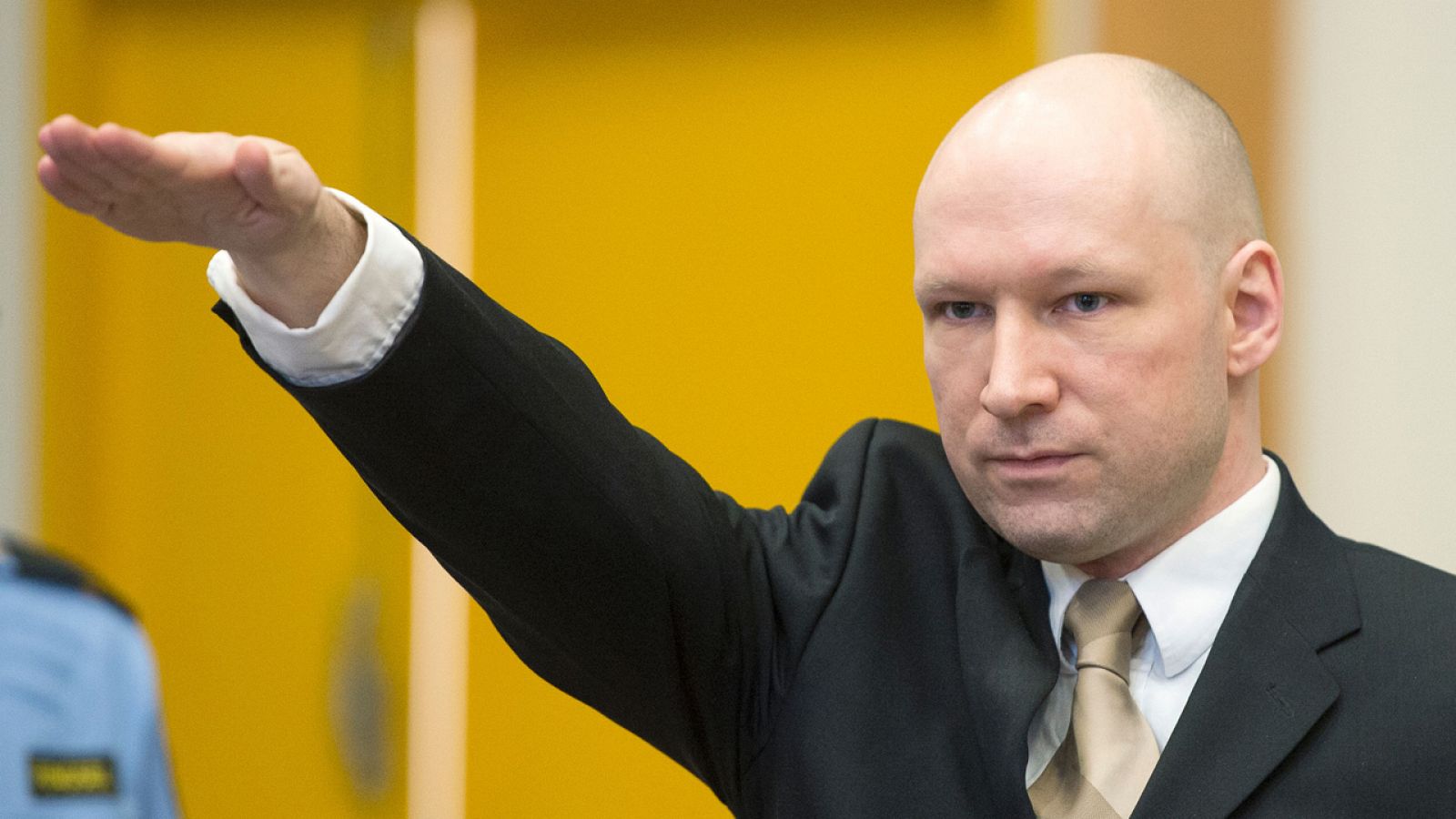 El ultraderechista Anders Behring Breivik hace un saludo nazi frente al tribunal noruego