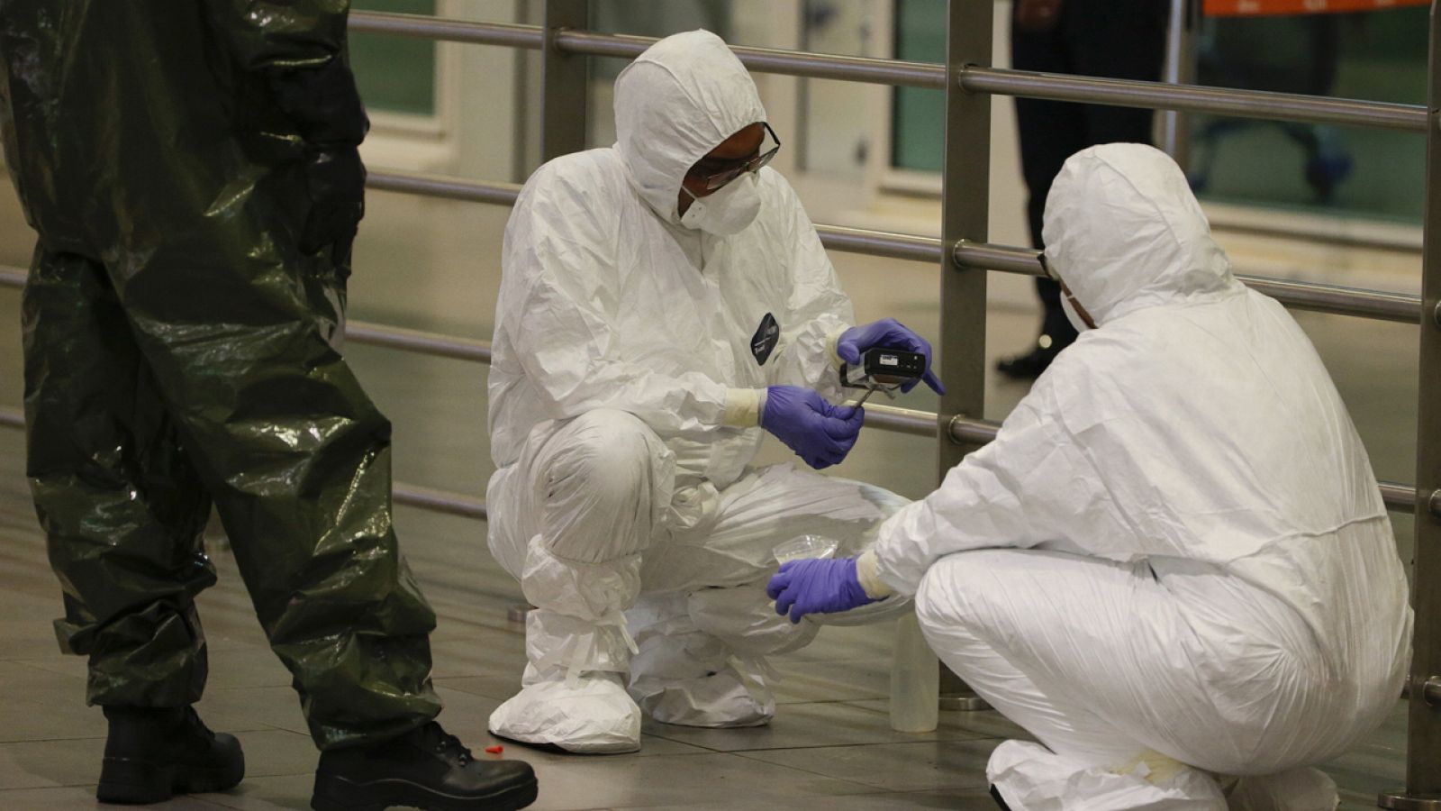 Un equipo de manipulación de sustancias químicas peligrosas de la policía malasia investiga en el aeropuerto de Kuala Lumpur