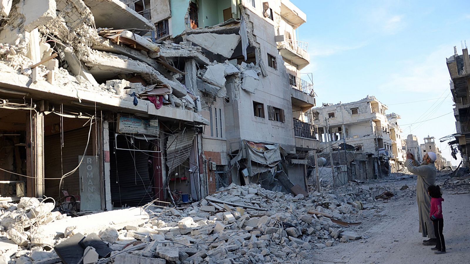 Un hombre toma fotos de al destrucción de Al Bab, en el norte de la provincia de Alepo.
