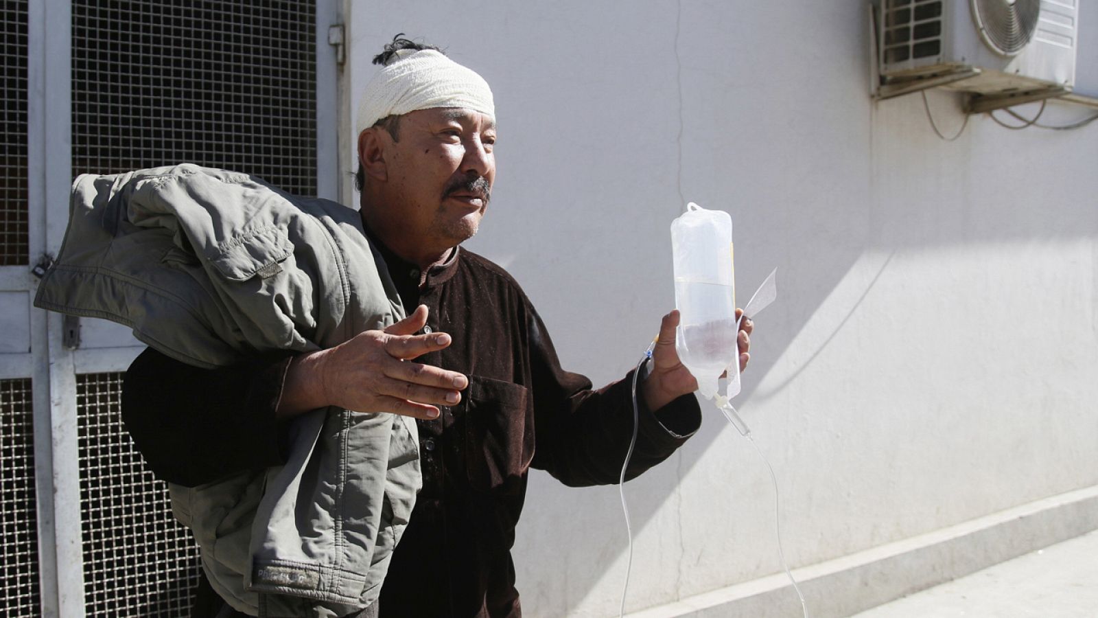 Un hombre herido en una explosión recibe asistencia médica en Kabul, Afganistán