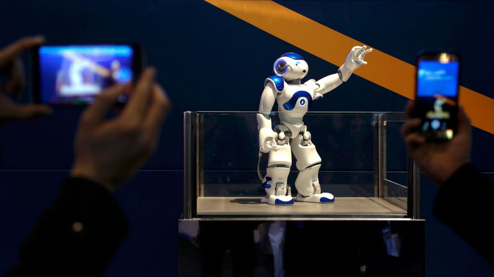 Visitantes del Mobile World Congress fotografían a uno de los robots presentados en Barcelona