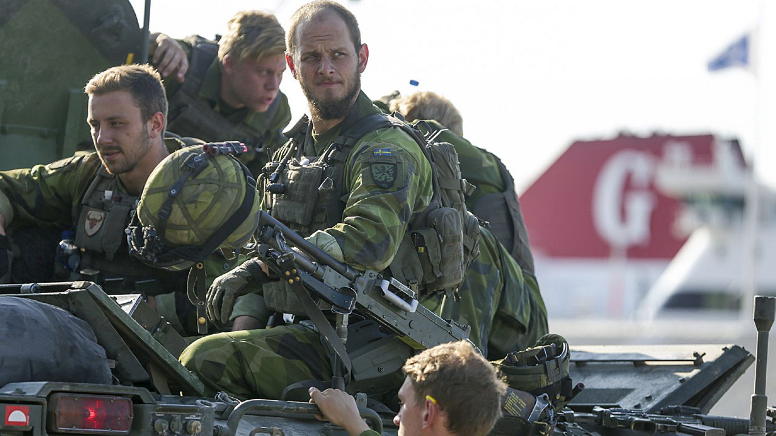 Un equipo de combate del Ejército de Suecia a su llegada al puerto de Visby para realizar una maniobra en la isla de Gotland (Suecia).