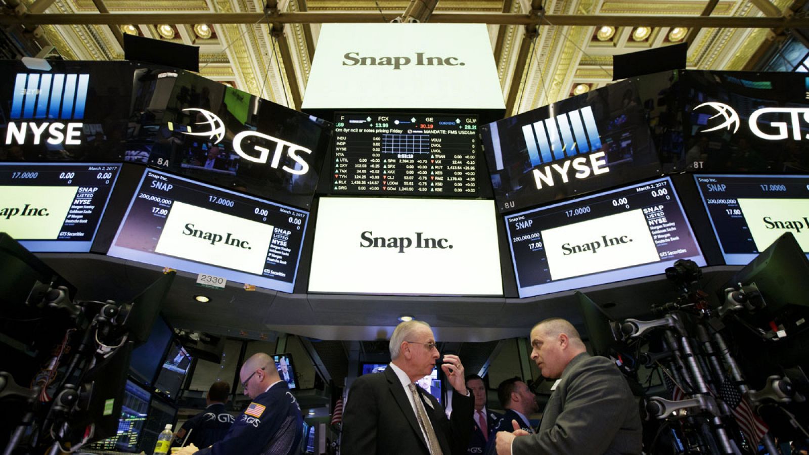 Vista del logo de Snap, la empresa matriz de Snapchat, antes de su oferta pública de venta en las pantallas de la Bolsa de Nueva York, Estados Unidos