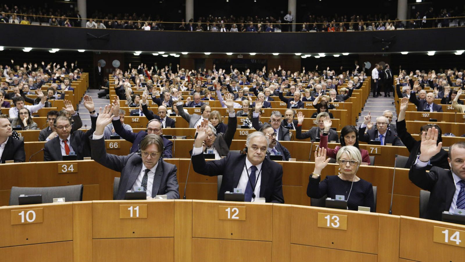 Miembros del Parlamento Europeo votan durante la sesión plenaria en Bruselas, Bélgica.