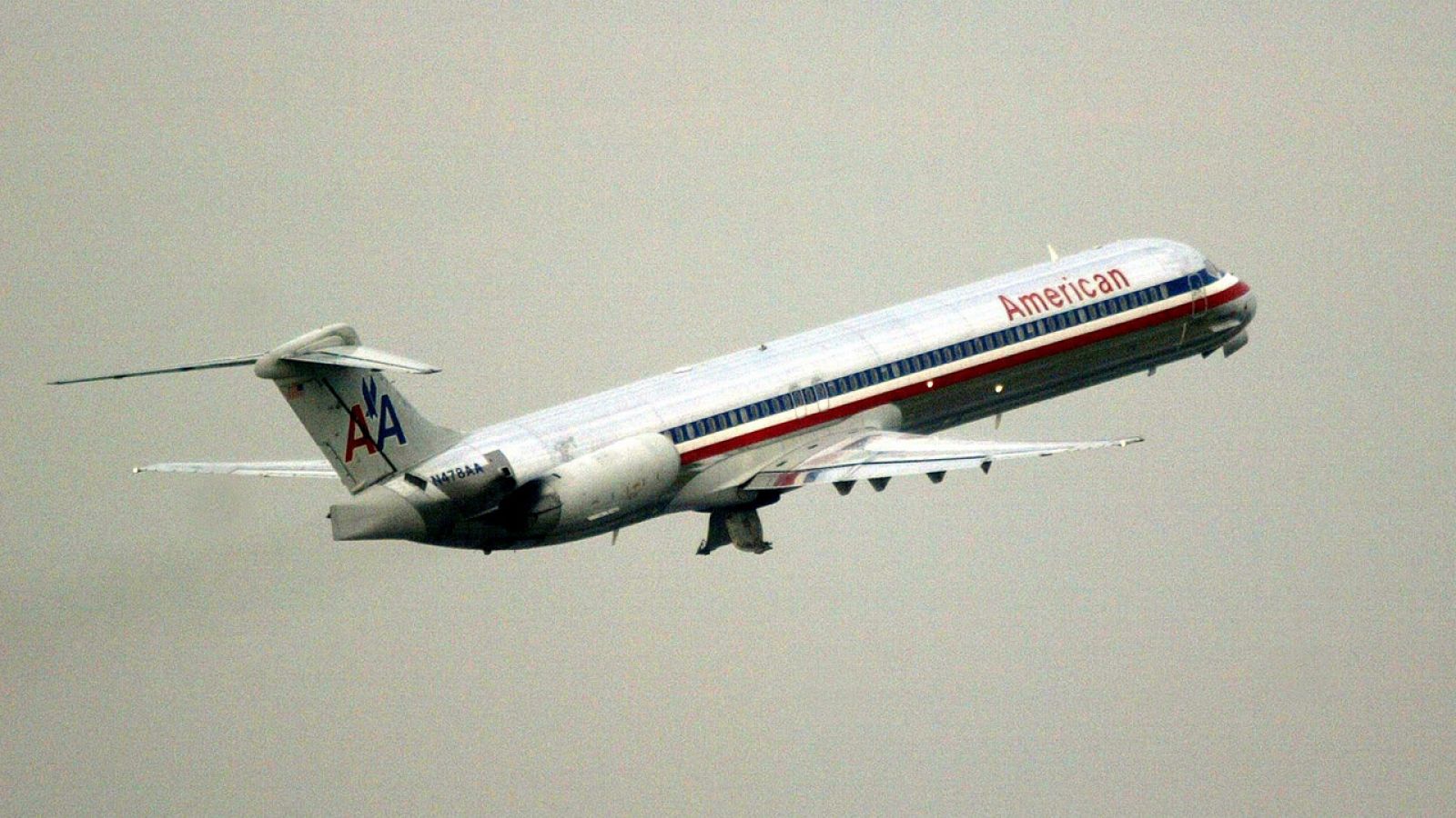 Un avión de la compañía American Airlines despega desde Nueva York (imagen de archivo)
