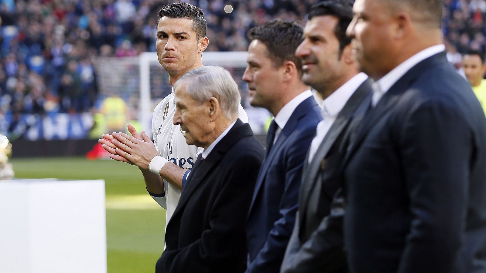 Kopa, segundo por la izquierda, en la entrega del Balón de Oro 2016 a Cristiano Ronaldo