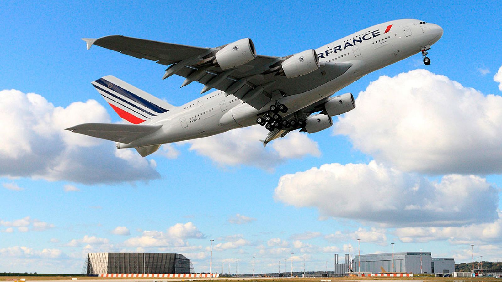 Un Airbus A380 despega del aeropuerto parisino de Charles De Gaulle