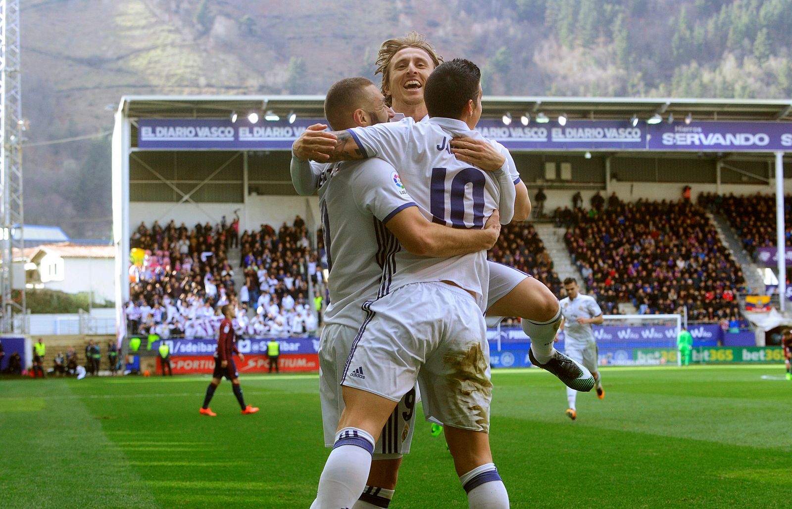 James Rodríguez, Modric y Benzema celebran el tercer gol blanco en Eibar.