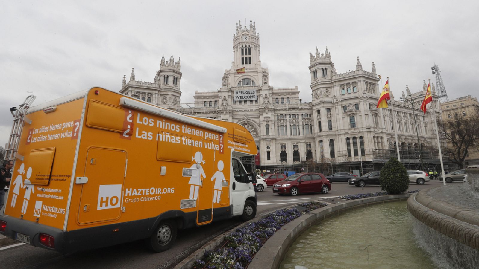 La caravana de Hazte Oír que recorrió el viernes las calles de Madrid con un eslogan ligeramente modificado.