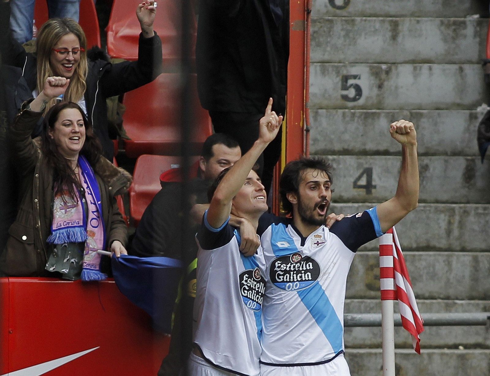 Pedro Mosquera (i) celebra su gol marcado ante el Sporting de Gijón.
