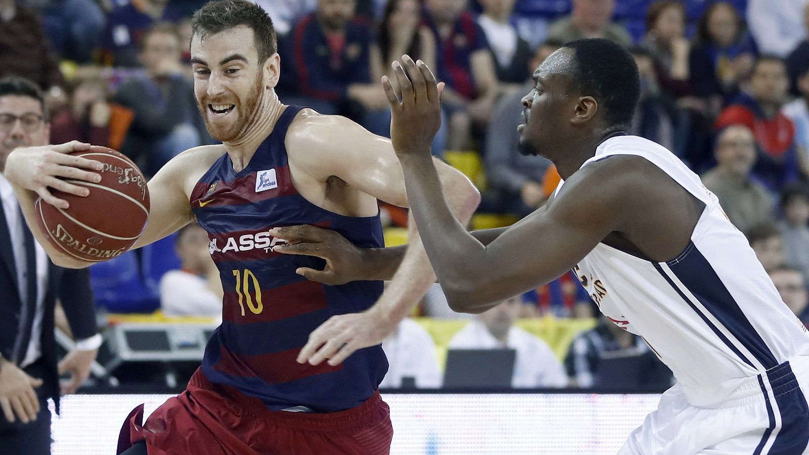 Víctor Claver, del Barça, ante la presión de Kevin Tumba, del Murcia