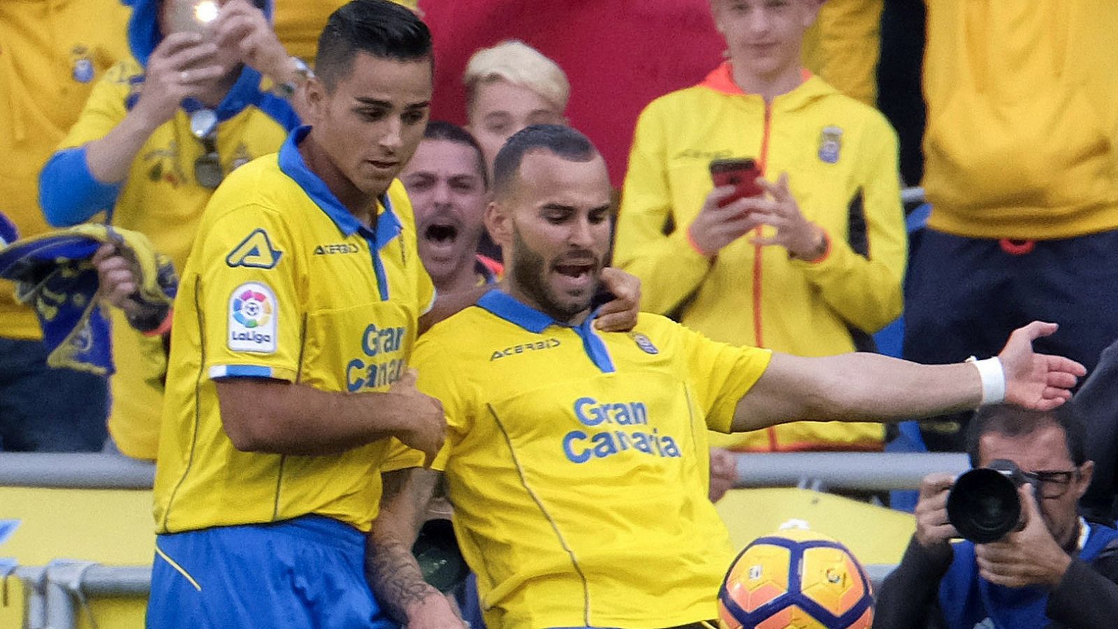 Jesé Rodríguez (d) celebra el primer gol de Las Palmas contra Osasuna