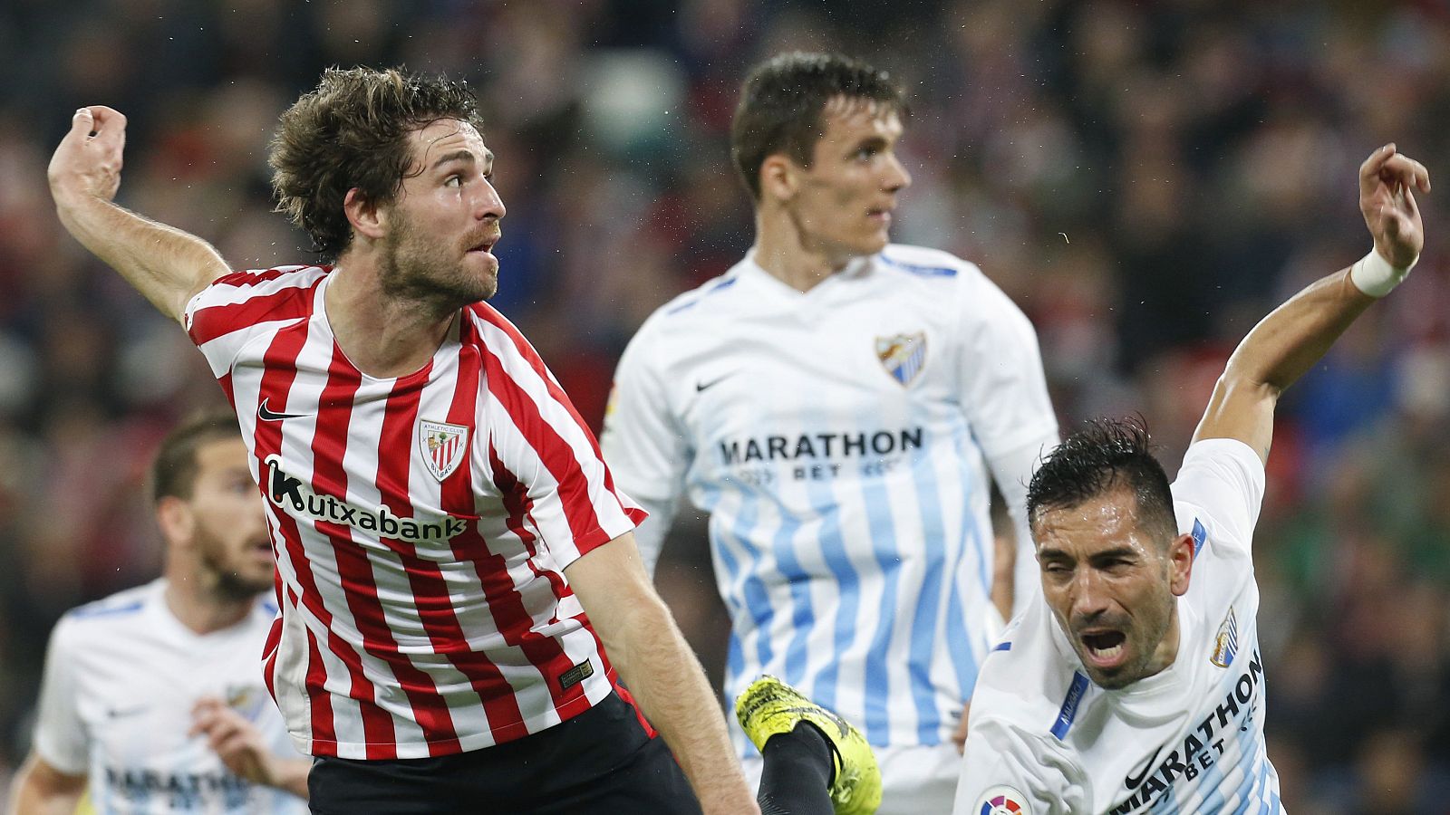 El defensa del Athletic de Bilbao Yeray, ante el delantero del Málaga Charles Dias (d), durante el partido