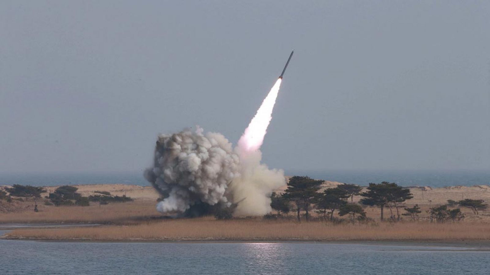 Imagen de archivo de un misil lanzado por Corea del Norte