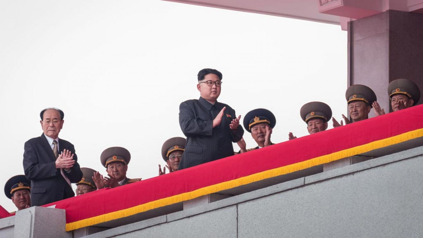 El líder norcoreano, Kim Jong-un, junto a parte de su gobierno