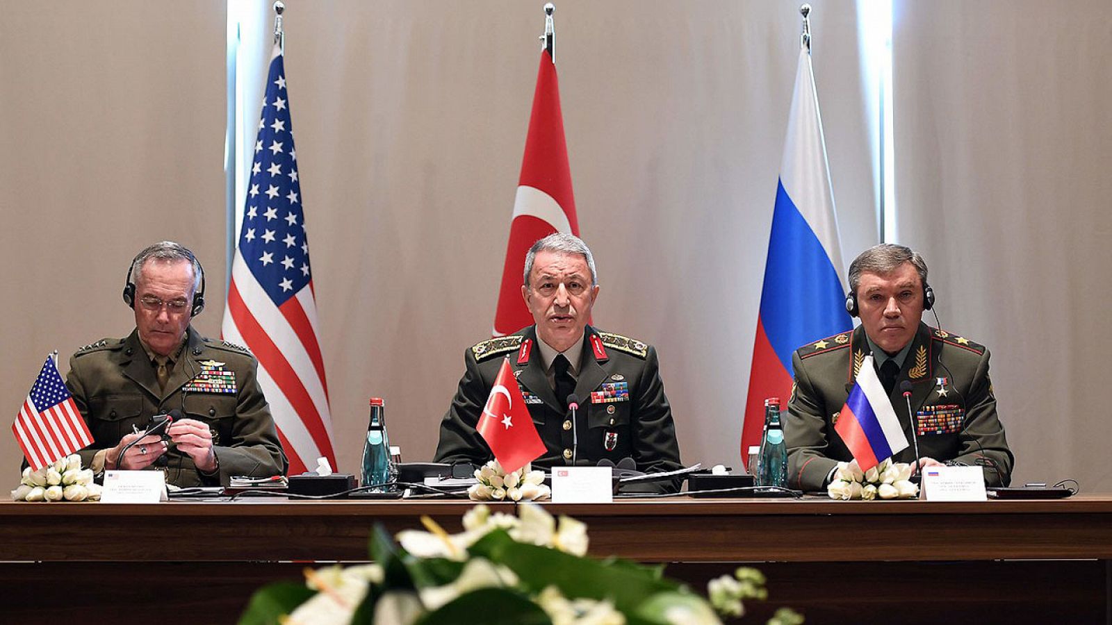 Imagen facilitada por el Ejército turco de la reunión entre los jefes del Estado mayor de Turquía, Hulusi Akar (en el centro), EE.UU., Joseph Dunford (izquierda) y Rusia, Valery Gerasimov, durante su encuentro en Antalia