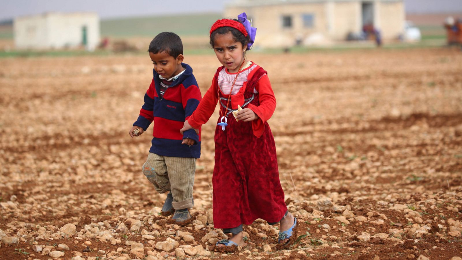 Niños sirios que huyeron de sus casas por los enfrentamientos entre el EI y el ejército sirio en el campo de Kharufiyah a 18 kilómetros al sur de Manbij.