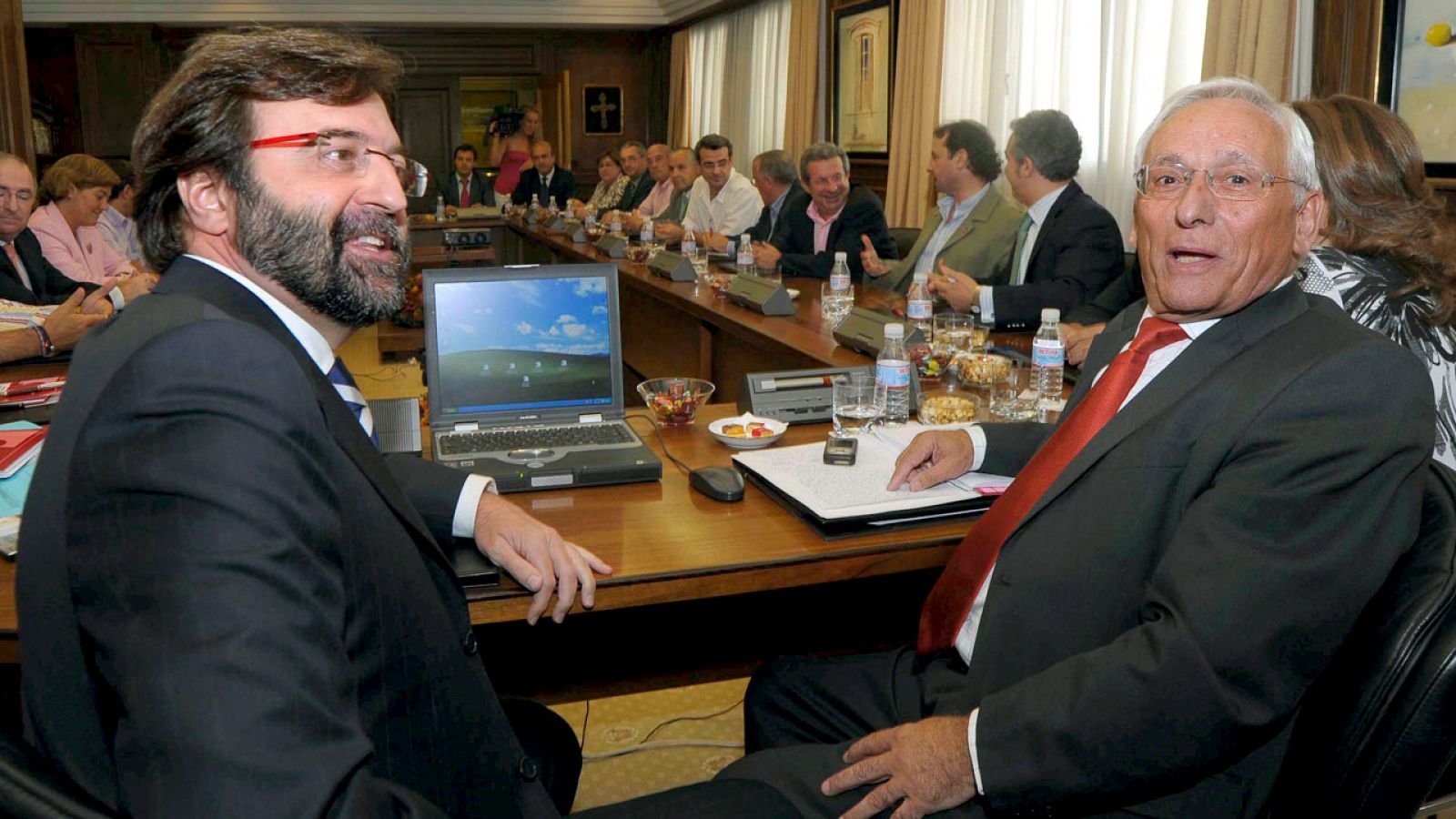El ex director general de Caja Segovia Manuel Escribano (i) y su expresidente Atilano Soto (d) en una imagen de archivo