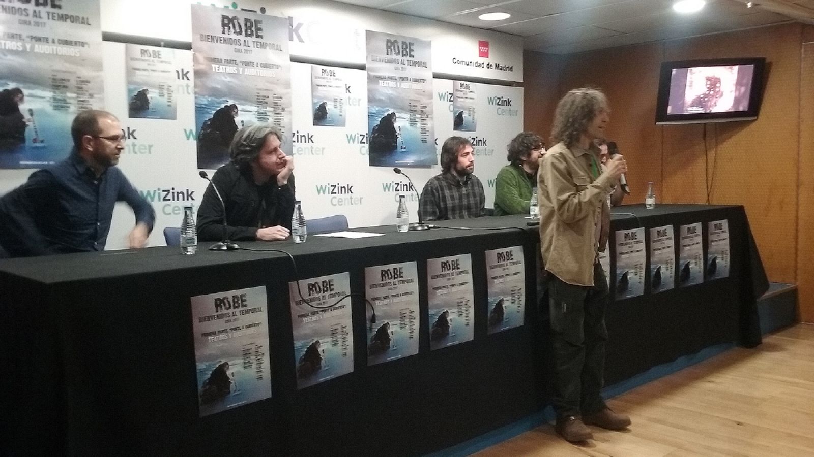 Robe Iniesta y sus músicos en la presentación de su gira de conciertos en Madrid.