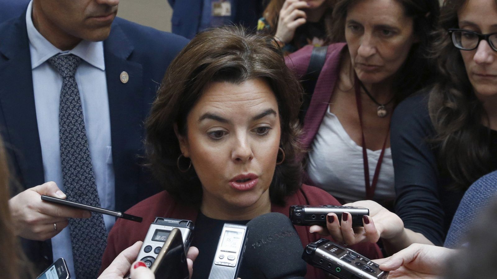 La vicepresidenta del Gobierno, Soraya Sáenz de Santamaría, realiza declaraciones a los periodistas en los pasillos del Senado