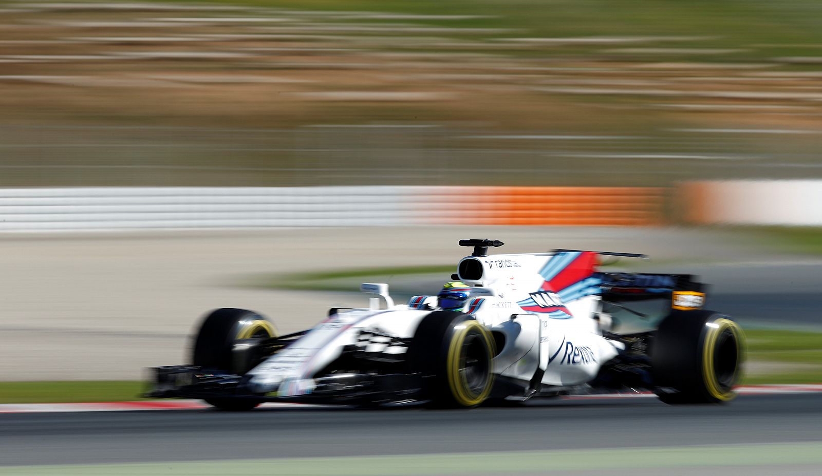 El brasileño Felipe Massa rodando sobre el circuito catalán.