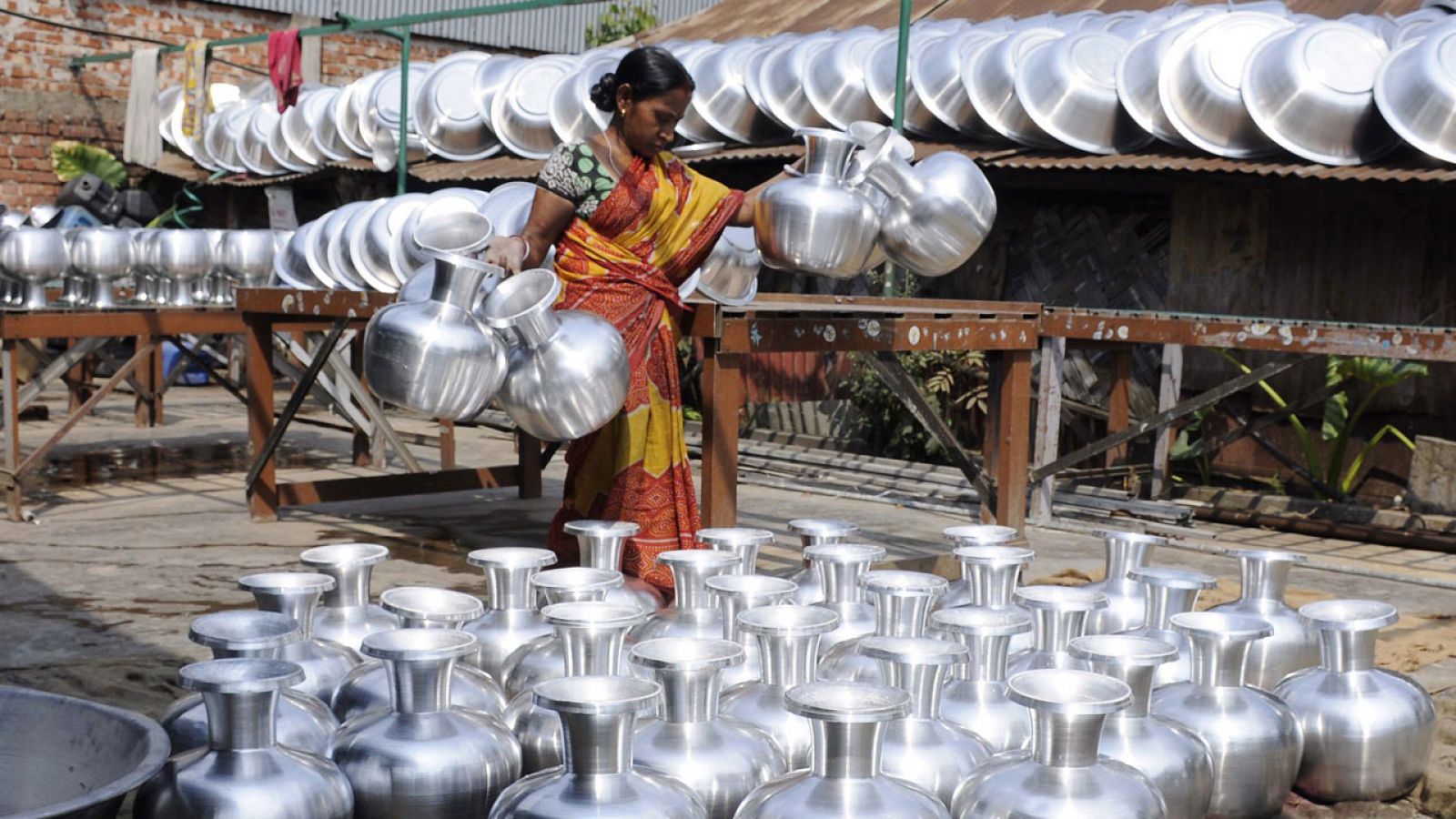 Una mujer trabaja en una fábrica de aluminio en la ciudad india de Agartala