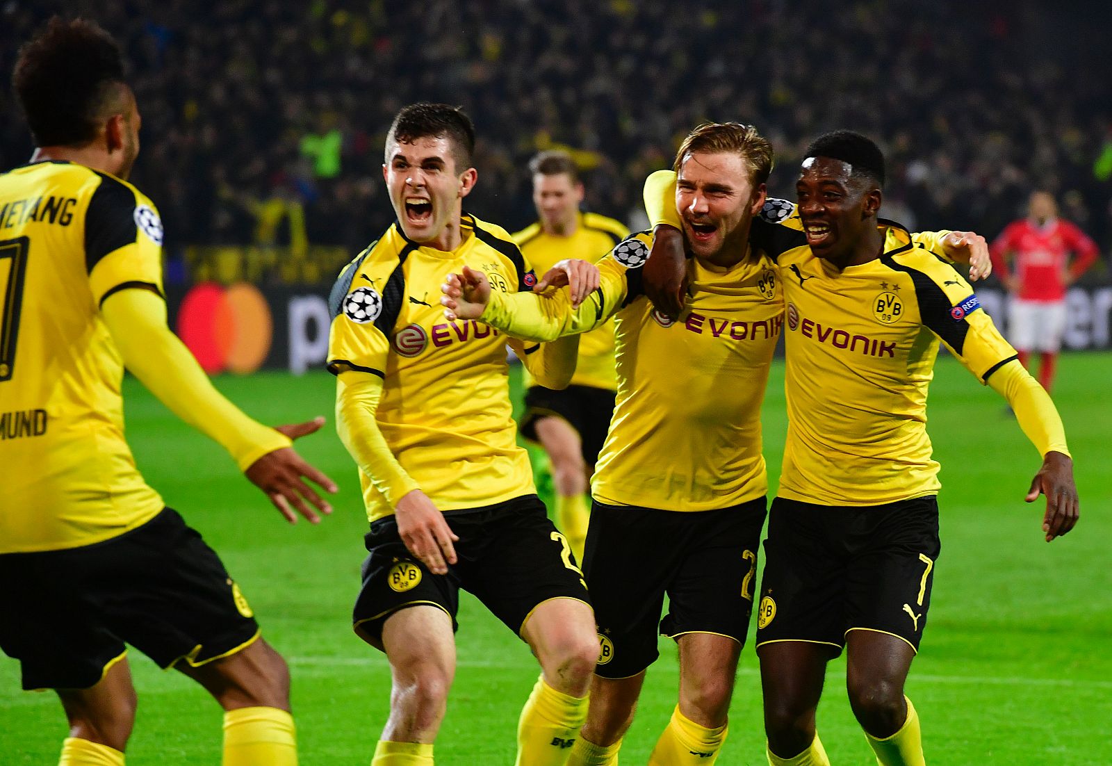 Aubameyang celebra con sus compañeros el tercer gol realizado ante el Benfica.