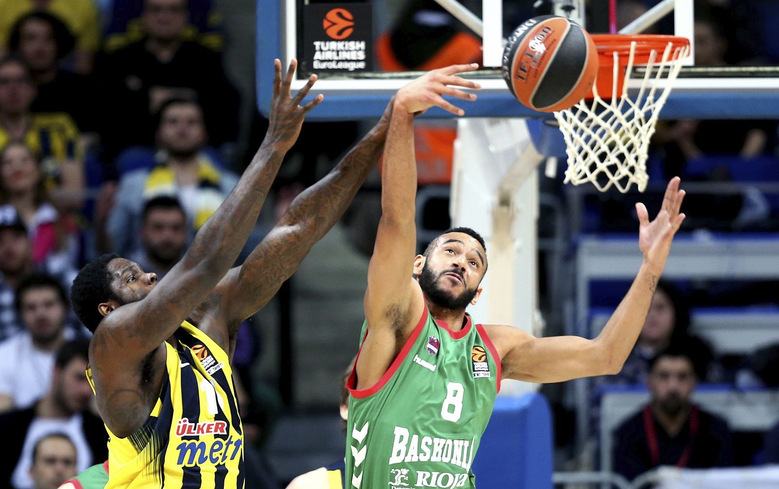 Hanga trata de encestar ante Anthony Bennett del Fenerbahçe.