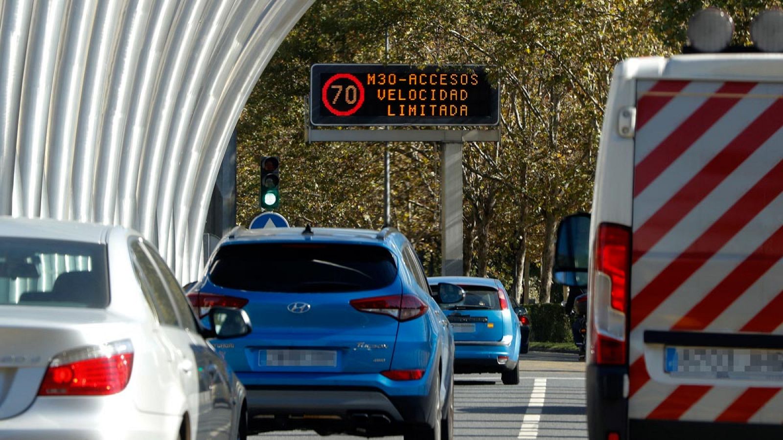 Imagen de un cartel de la M-30 que recuerda la restricción de velocidad