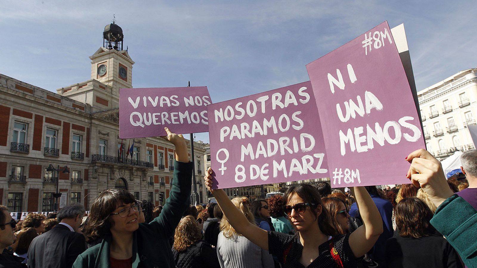 Carteles contra la violencia de género en la madrileña Puerta del Sol