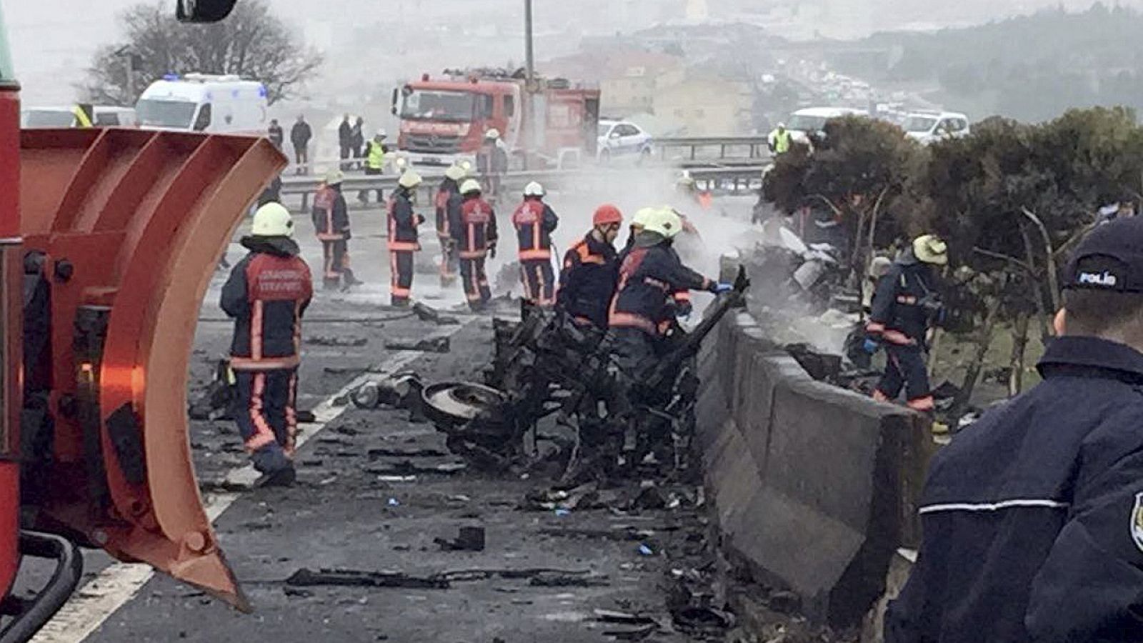 Bomberos trabajando entre los restos del helicóptero que se ha estrellado en Estambul, Turquía