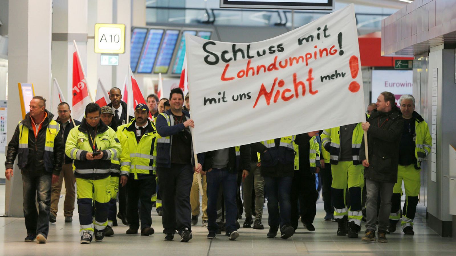 Miembros de los sindicatos de trabajadores de tierra de los aeropuertos de Berlín durante la jornada de huelga.