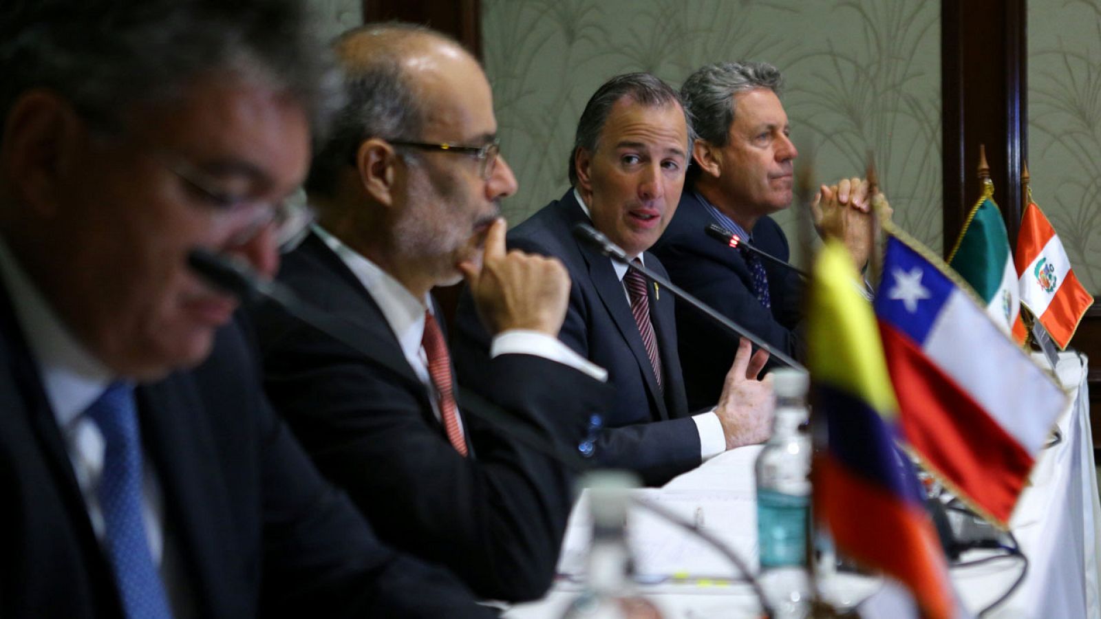 De izquierda a derecha, los ministros de Hacienda de Colombia, Chile, México y Perú.