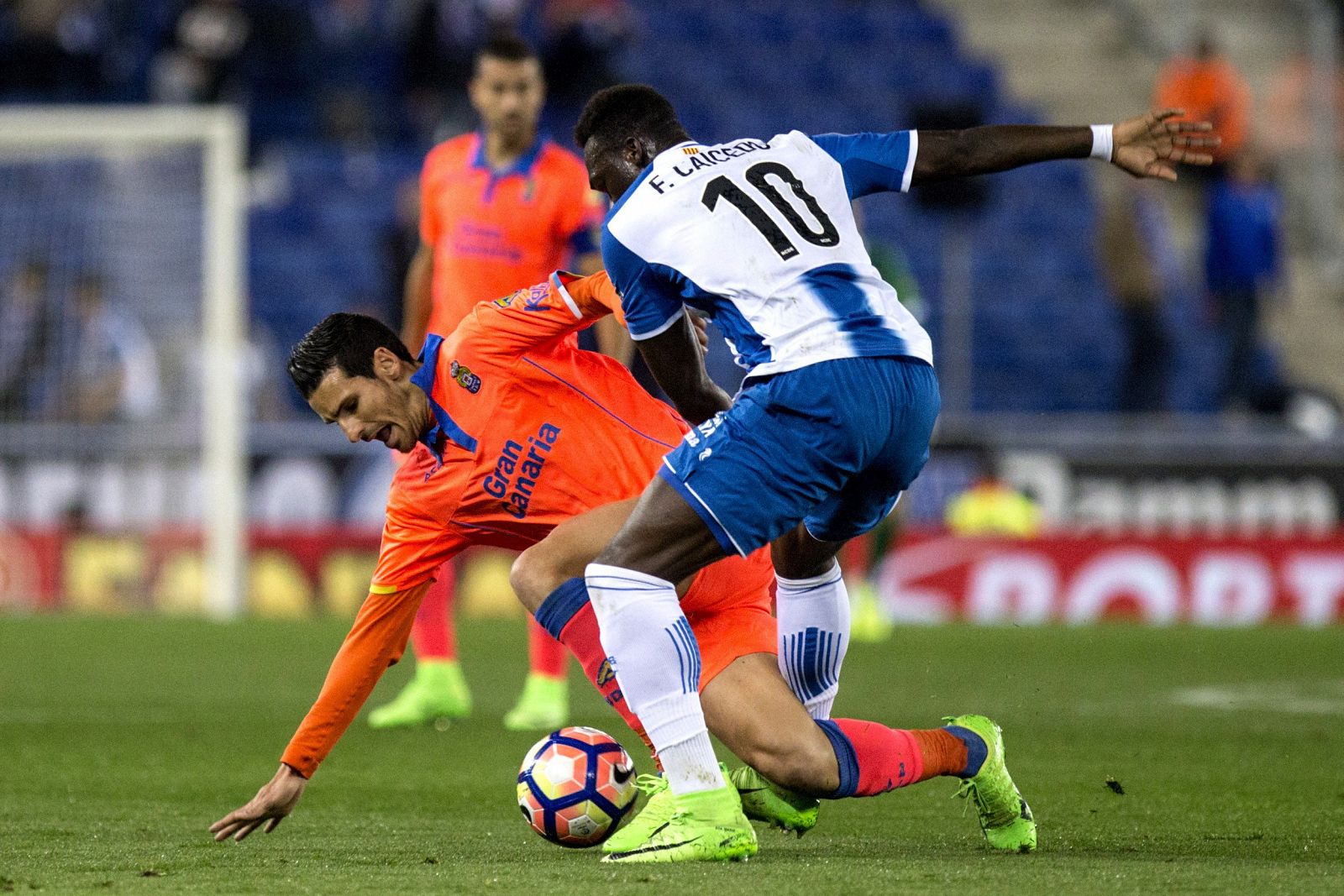 Vicente Gómez lucha con Caicedo durante el partido de la jornada 27.